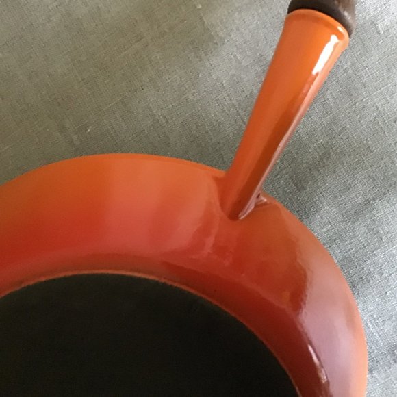 Le Creuset 24 Flame Enameled Cast Iron Frying Pan / Skillet Wood Handle - Picture 7 of 10